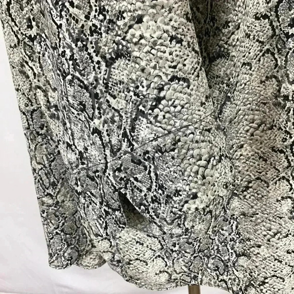 Elizabeth Liz Claiborne Snakeskin Pattern Button Down Shirt Top Black White 18 - Picture 8 of 10